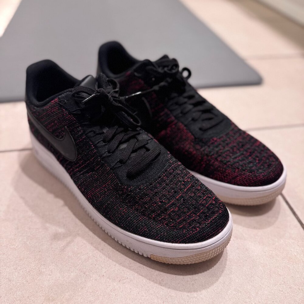 Nike Men's Black and Red Knit Sneakers